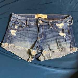 Hollister Low-Rise Womens Shorts Size: 7